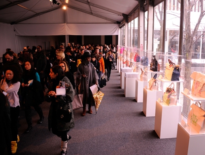 Celebrities, journalists and fans head towards the theater